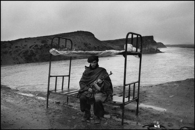 AFGHANISTAN. April 1992. Member of the Hezbi Islami (Islamic party, led by Gulbuddin HEKMATYAR) guards the road to Kabul.